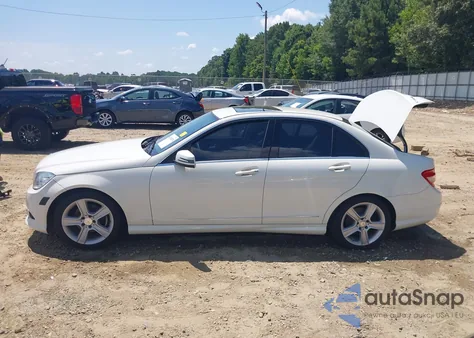 2010 Mercedes-Benz C 300 Luxury/Sport z USA, uszkodzony, nr VIN WDDGF5EB3AR089831